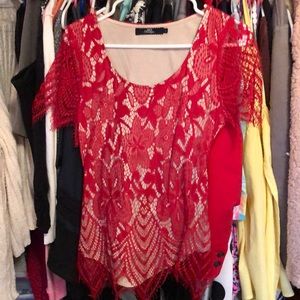Beautiful cutout back buckle shirt!